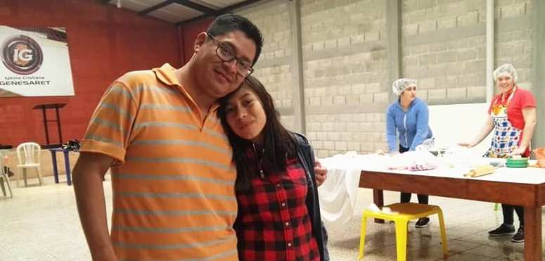 Jessica Álvarez y su padre Rubén buscan el apoyo de los quetzaltecos para reunir el dinero y poder pagar la operación de trasplante de riñón. (Foto Prensa Libre: Cortesía)