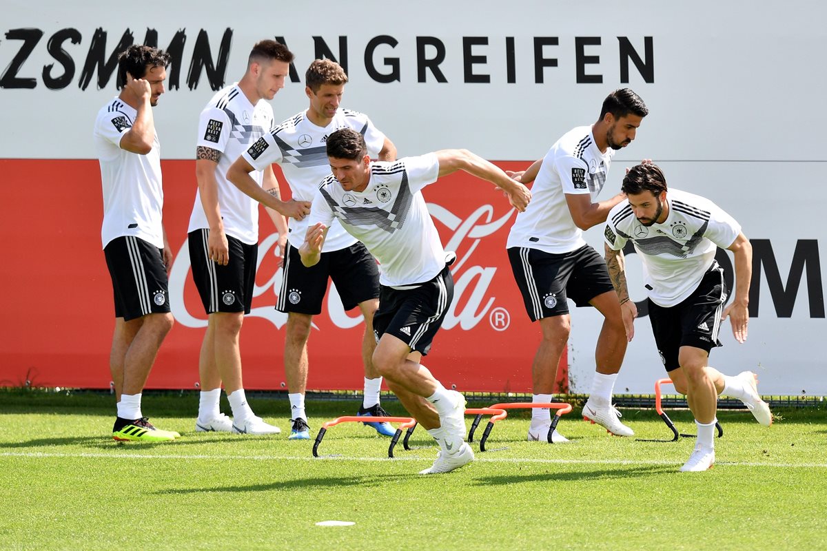 Los jugadores de la selección alemana dirigidos por Joachim Löw, en acción durante un entrenamiento del combinado en las instalaciones deportivas de Appiano, Italia. (Foto Prensa Libre: EFE)