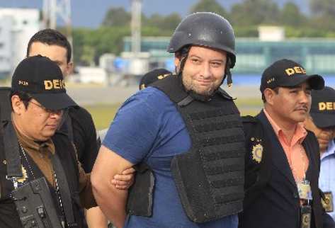 Roberto Barreda sonríe a las cámaras en la Fuerza Aérea, el sábado en la mañana, cuando fue deportado de México.