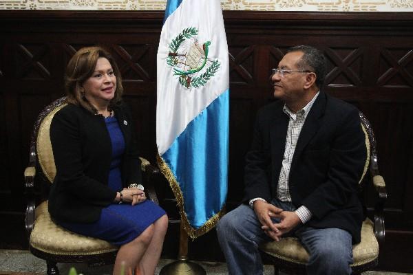 Milagros Martínez, representante de la OEA en Guatemala, se reúne con Arístides Crespo, presidente del congreso (Foto Prensa Libre: Érick Ávila)