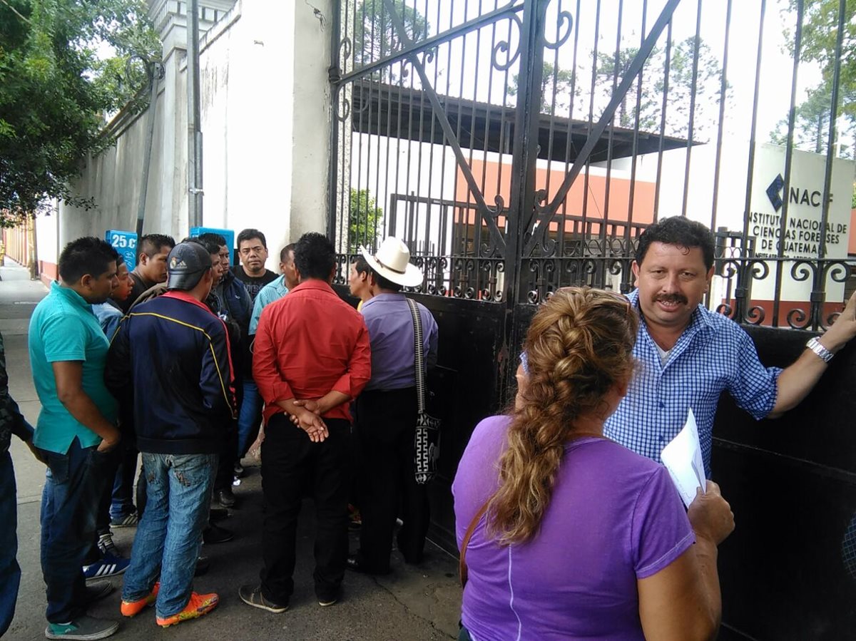 Vecinos acompañan a las familias para los trámites en el Inacif. (Foto Prensa Libre: Estuardo Paredes)