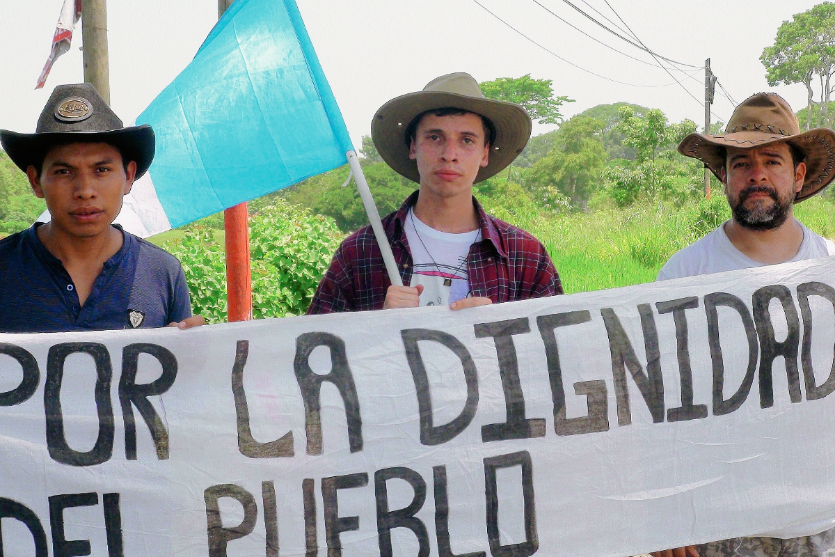 Emilio Pop,  Diego Martínez y Gilder Guzmán, caminan desde Retalhuleu hasta la capital, en protesta contra la corrupción. (Foto Prensa Libre: Melvin Popá)