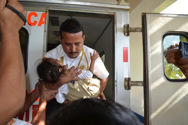 <strong></strong>Las menores fueron llevadas a un centro asistencial. (Foto Prensa Libre: Jorge Tizol)