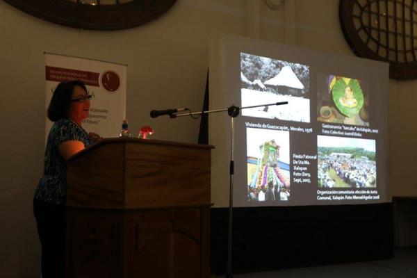 La Antropóloga Claudia Dary disertó una conferencia acerca de la cultura Xinca. (Foto Prensa Libre: Edwin Castro)