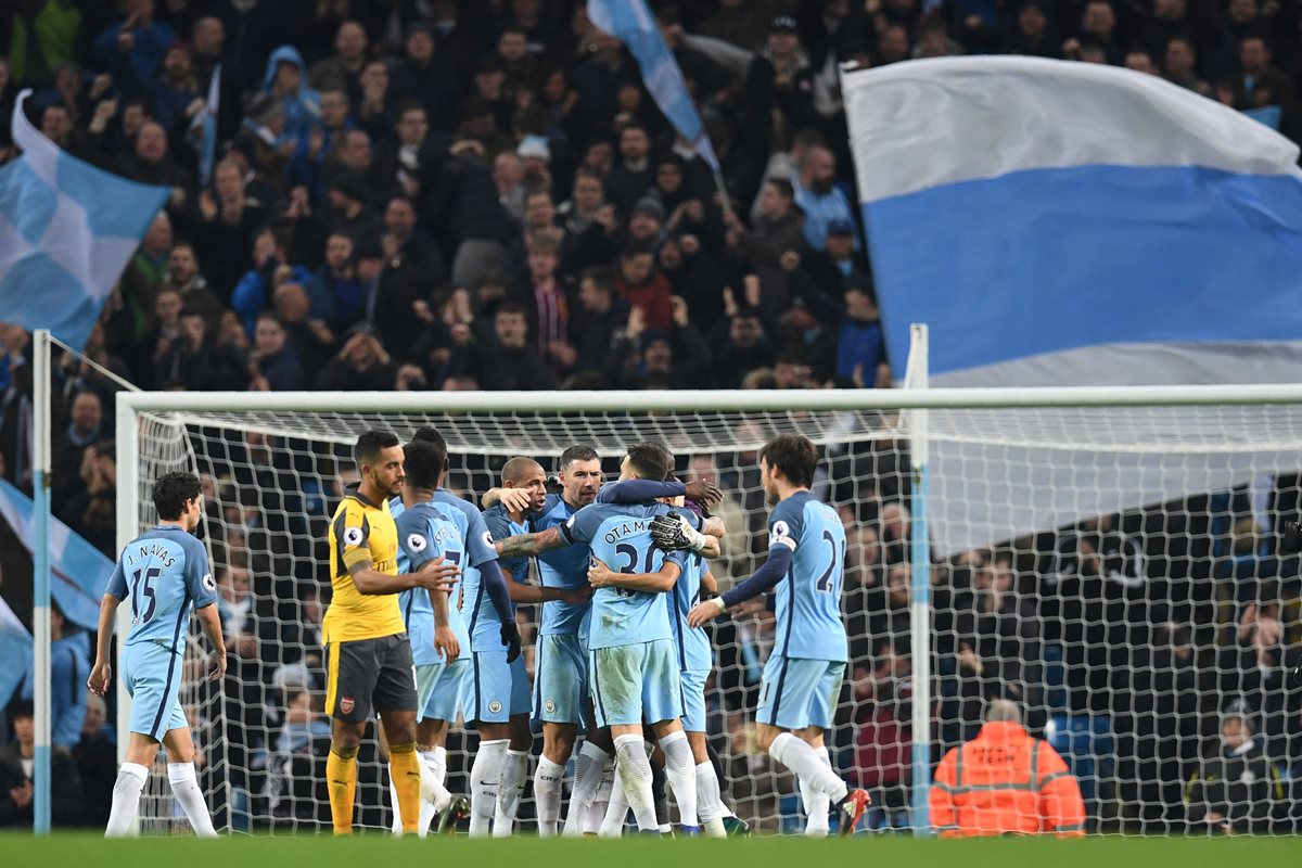 Los jugadores de Pep Guardiola festejan el triunfo frente al Arsenal. (Foto Prensa Libre: AFP)