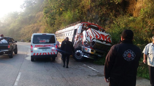 Unidad de transporte público que se accidentó en el kilómetro 41 de la ruta a El Salvador. (Foto Prensa Libre: Cortesía CDBV)