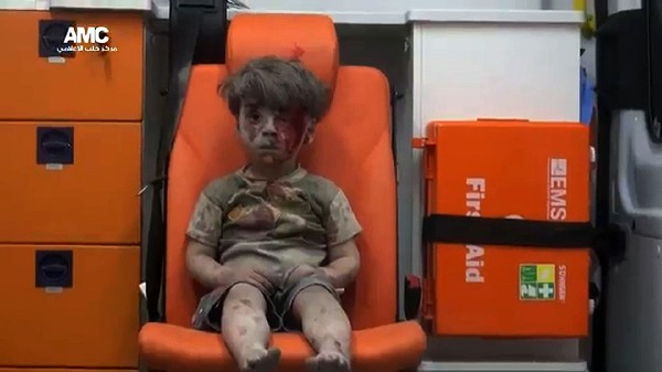 La foto de Omran, ha puesto de nuevo rostro al drama que sufren los civiles en Siria. (Foto Prensa Libre: AP)