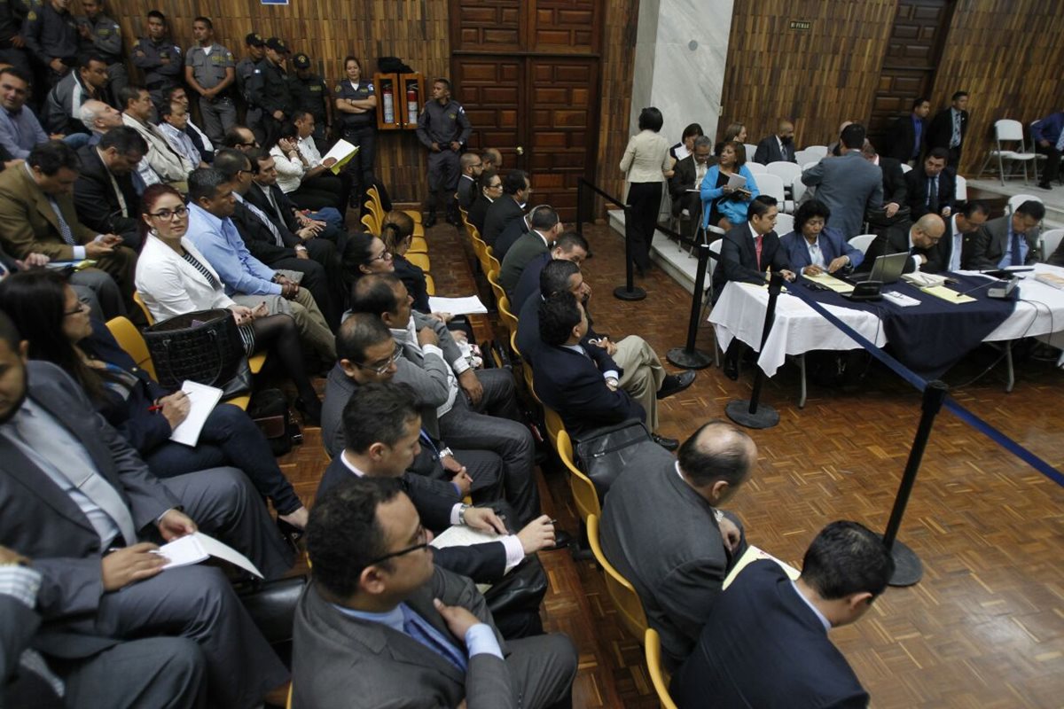 Los 53 sindicados escuchan la imputación del Ministerio Público en la Sala de Vistas de la Corte Suprema de Justicia. (Foto Prensa Libre: Paulo Raquec)