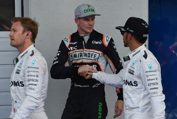 Los pilotos de Mercedes, Lewis Hamilton, derecha, y Nico Rosberg se volverán a ver las caras en el Gran Premio de Reino Unido. (Foto Prensa Libre: AFP)