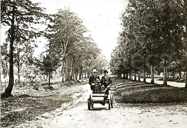 Uno de los primeros vehículos en venir a Guatemala circula por el Boulevard La Reforma, hoy Avenida del mismo nombre. (Foto: Hemeroteca PL)