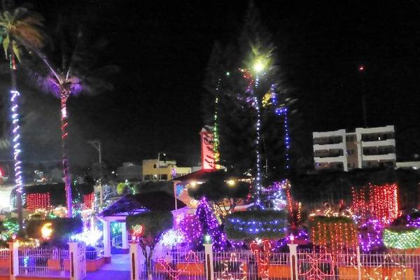 Otro sector del parque, iluminado.