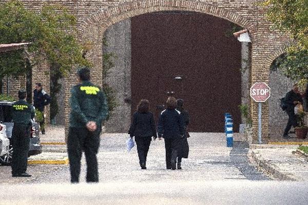Isabel Pantoja, custodiada por dos mujeres, ingresa a la prisión Alcalá de Guadaíra. (Foto Prensa Libre: AFP)