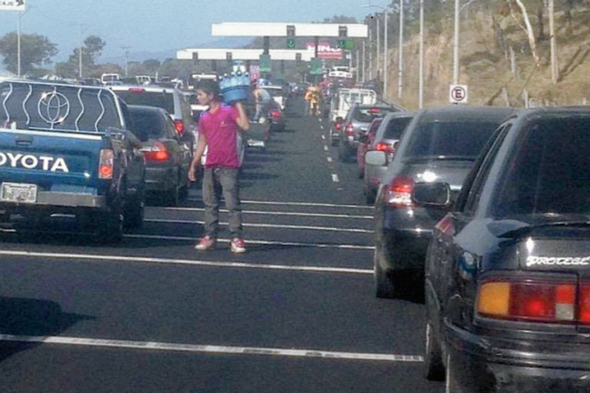 Largas filas de vehículos en garitas de la autopista Palín-Escuintla. (Foto Prensa Libre: @mrclpz_)