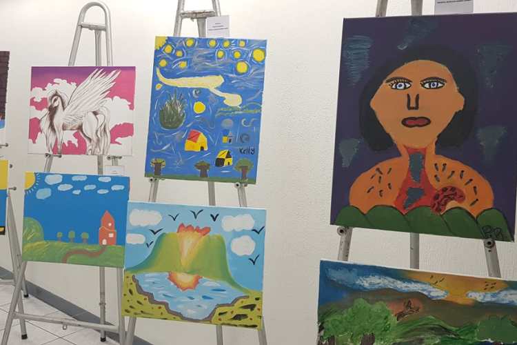 Ochenta adolescentes privados de libertad exhiben su trabajo artístico en la Galería Efraín Recinos.