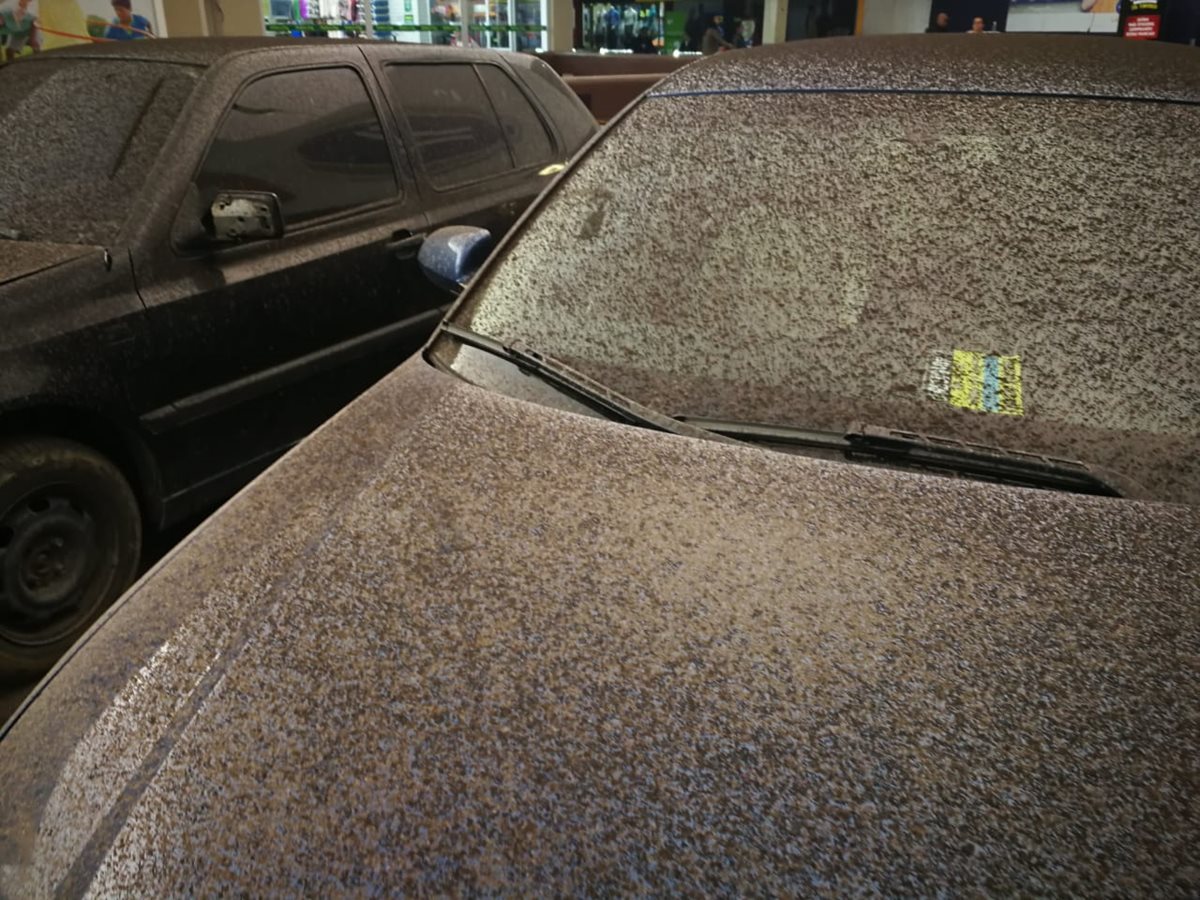 Algunos vehículos han estacionados en San Lucas están cubiertos de Ceniza.