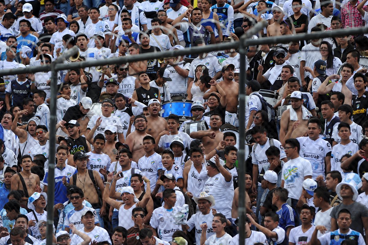 Los aficionados de Comunicaciones presenciaron el triunfo de su equipo en el estadio de la zona 5. (Foto Prensa Libre: Óscar Felipe)