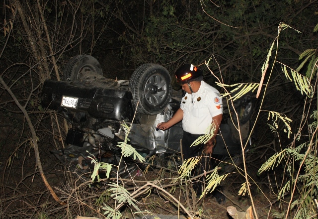 Un socorrista revisa el interior del vehículo para verificar si no hay mas heridos en el accidente. (Foto Prensa Libre: Héctor Contreras)