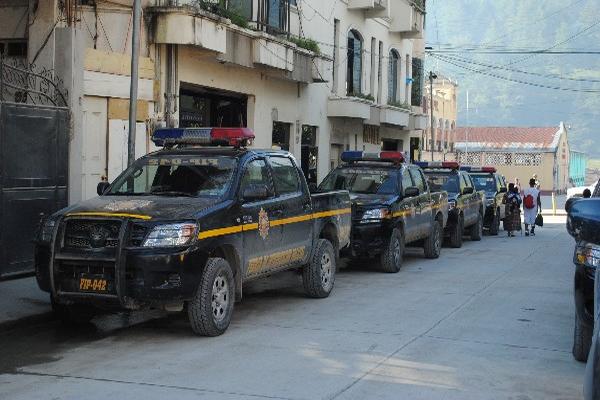 Autopatrullas de las  fuerzas de seguridad en Barillas, Huehuetenango durante una protesta reciente. (Foto Prensa Libre: Archivo)