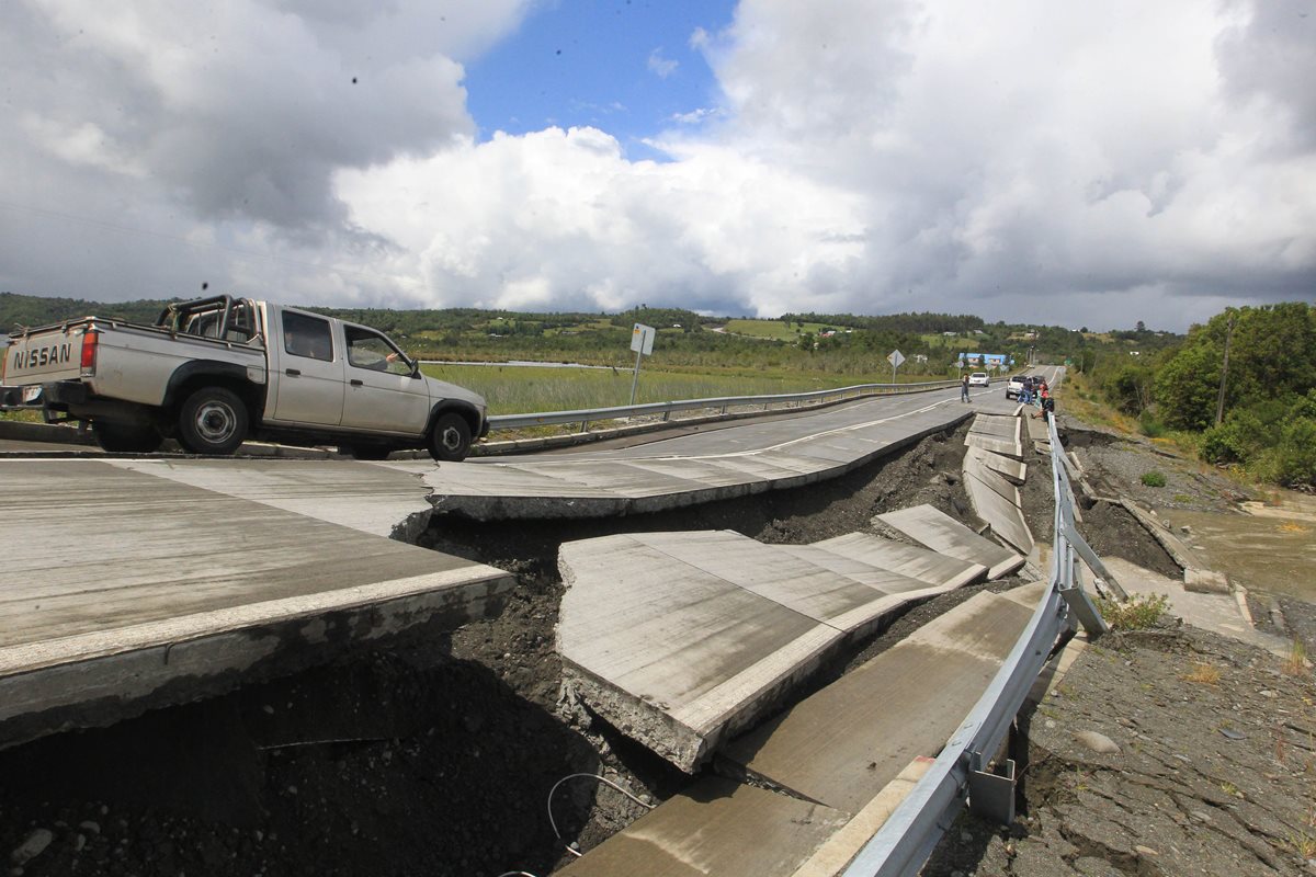 Un piloto de un picop pasa junto a una carretera dañada en por el sismo que afectó Chile. (Foto Prensa Libre AFP)