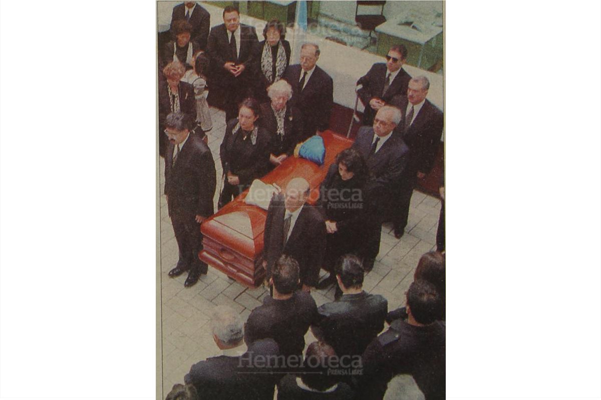 Doña Tere de Zarco, presidente de Prensa Libre, en un homenaje póstumo el 25 de diciembre de 1998, en Prensa Libre. (Foto: Hemeroteca PL)