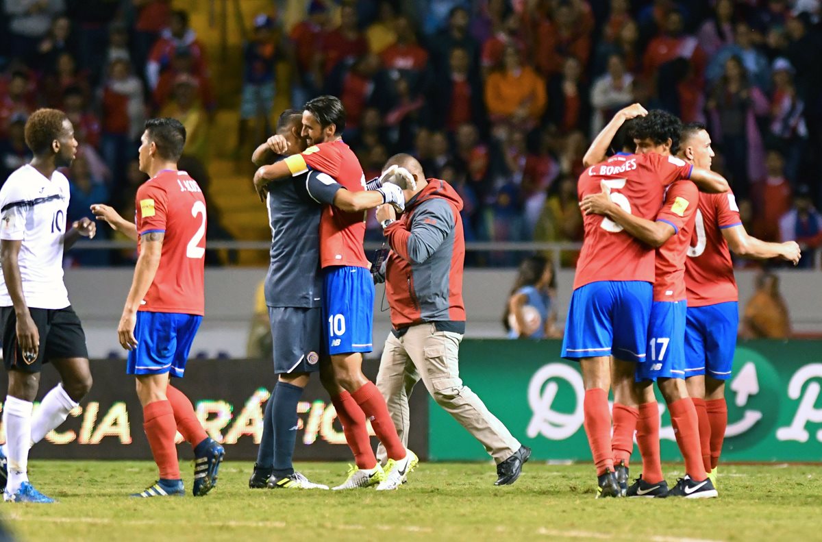 Los jugadores de la selección de Costa Rica celebran la victoria contra Trinidad y Tobago, que los ratifica en el segundo lugar de la hexagonal. (Foto Prensa Libre: AFP)