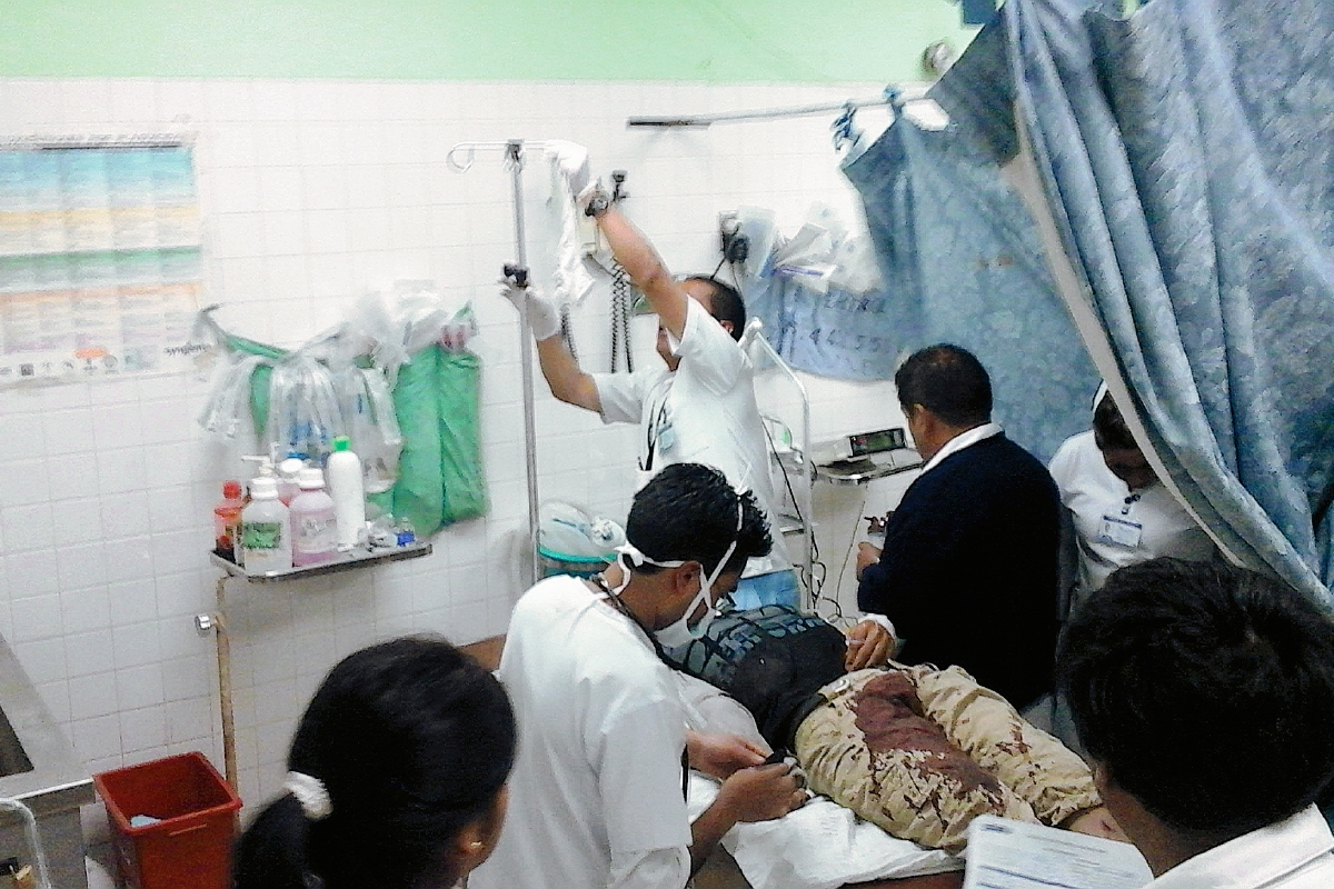 Veraneantes que  se accidentaron de retorno a su hogar en Chajul, Quiché, son atendidos en el Hospital Regional de Nebaj. (Foto Prensa Libre: Óscar Figueroa)