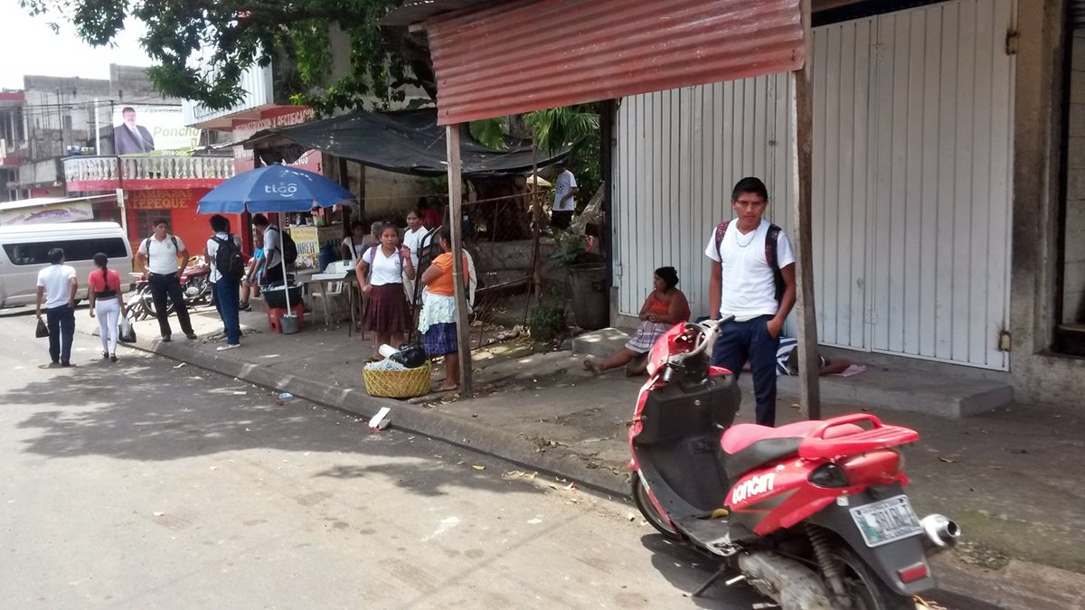 Usuarios esperan algún medio de transporte para trasladarse de Coatepeque hacia La Blanca, San Marcos. (Foto Prensa Libre: Alexánder Coyoy)
