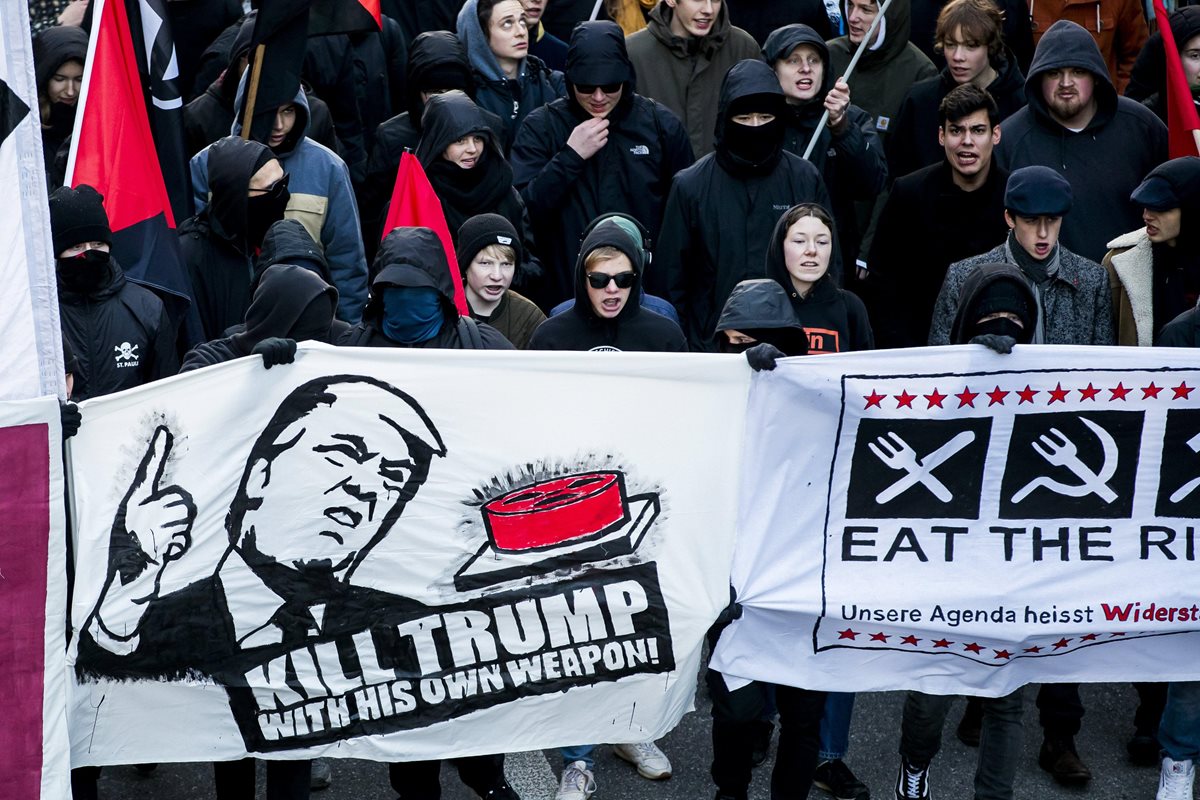 Manifestantes protestan contra el Foro Económico Mundial y Trump, en Berna, Suiza. (Foto Prensa Libre:EFE).