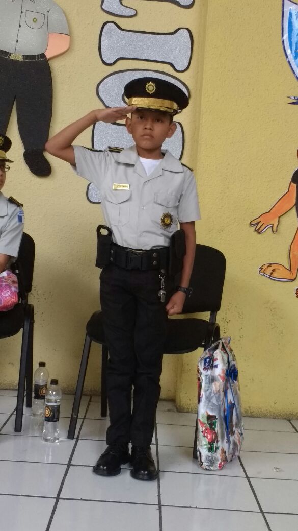 Anderson Sánchez, originario de Petén, fue electo Niño Director General de la PNC. (Foto Prensa Libre: cortesía)