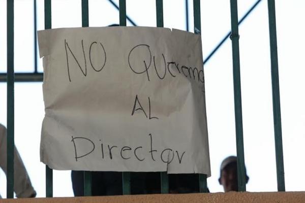 Alumnos colocaron carteles en las instalaciones. (Foto Prensa Libre: Erick Ávila)