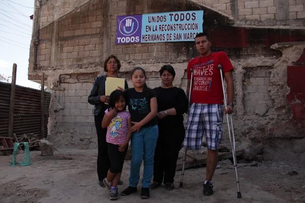 Miembros de la familia Castillo posan en  el terreno donde estaba su vivienda, la cual se destruyó por el terremoto.