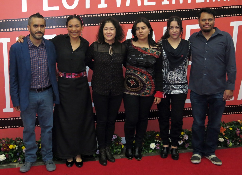 El reparto y el equipo del filme La casa mas grande del mundo participa en el Festival Internacional de Cine de Morelia. (Foto Prensa Libre: AP)