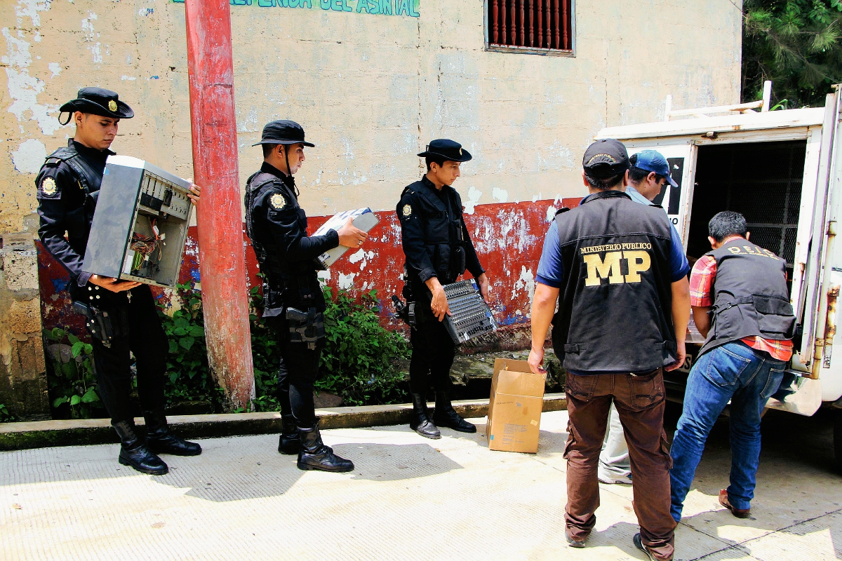 Agentes de la PNC y del MP decomisaron aparatos eléctricos en las radios ilegales, en El Asintal, Retalhuleu. (Foto Prensa Libre: Rolando Miranda)