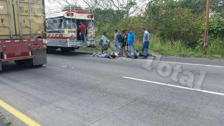 Presuntos delincuentes son retenidos por pasajeros en el km 70 de la ruta a Puerto Quetzal, Escuintla. (Foto Prensa Libre: Facebook San José Total)
