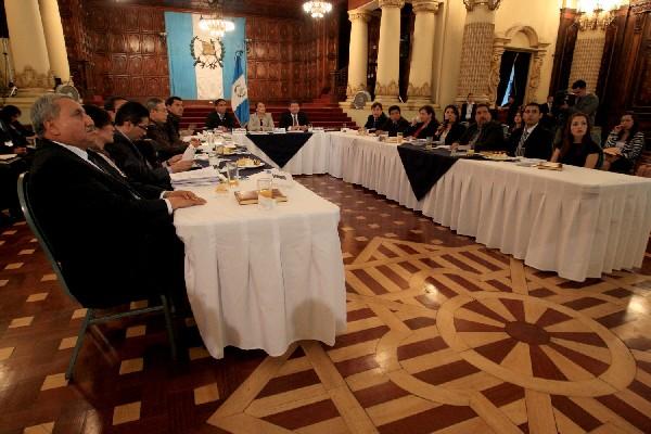 Miembros del  Conabed revisan  informe de extinción de dominio, en  reunión efectuada  el Palacio Nacional de la Cultura.