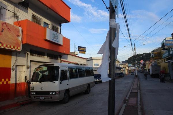Listones blancos fueron colocados este martes en postes de la ciudad de Jutiapa. (Foto Prensa Libre: Óscar González)