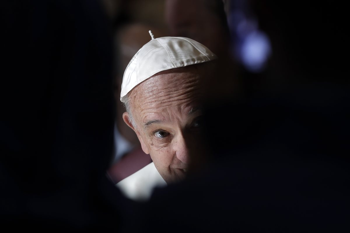 El Papa se ha mostrado abierto a cambios en la Iglesia católica, algo que ha molestado al sector más conservador. (Foto Prensa Libre: AP).