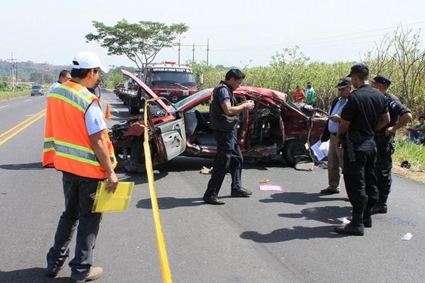 El hecho vial se registró en el km 58 de la ruta al Pacífico. (Foto Prensa Libre: Carlos Paredes)<br _mce_bogus="1"/>