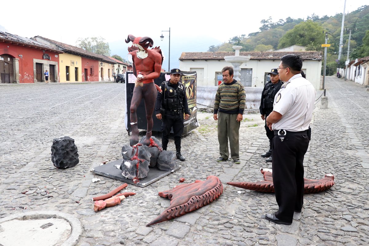Figura del diablo que fue destruida por vándalos en el barrio La Concepción. (Foto Prensa Libre: Renato Melgar).