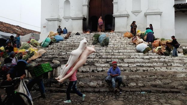 Escalinata de la iglesia de Santo Tomás, el corazón de Chichicastenango, la más populosa de las ciudades del Quiché, en Guatemala. La imagen se tomó a las 6 de la mañana de un domingo, día de mercado. (Foto Roberto Valencia, El Faro).