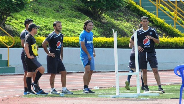 Los jugadores albos durante la práctica de este viernes. (Foto Prensa Libre: Jeniffer Gómez)