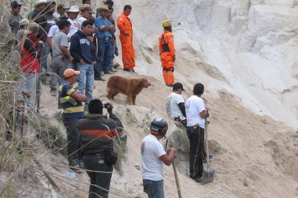 Un hombre quedó soterrado ayer en un sector de San Andrés Semetabaj, Sololá cuando extraía material en el lugar. (Foto Prensa Libre: Ángel Julajuj)<br _mce_bogus="1"/>