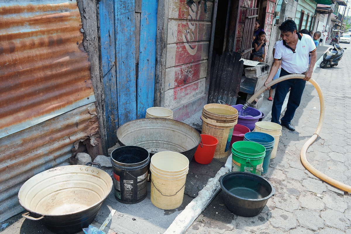 vecino de  Retalhuleu afectado por la falta de agua entubada. (Foto Prensa Libre: Jorge Tizol)