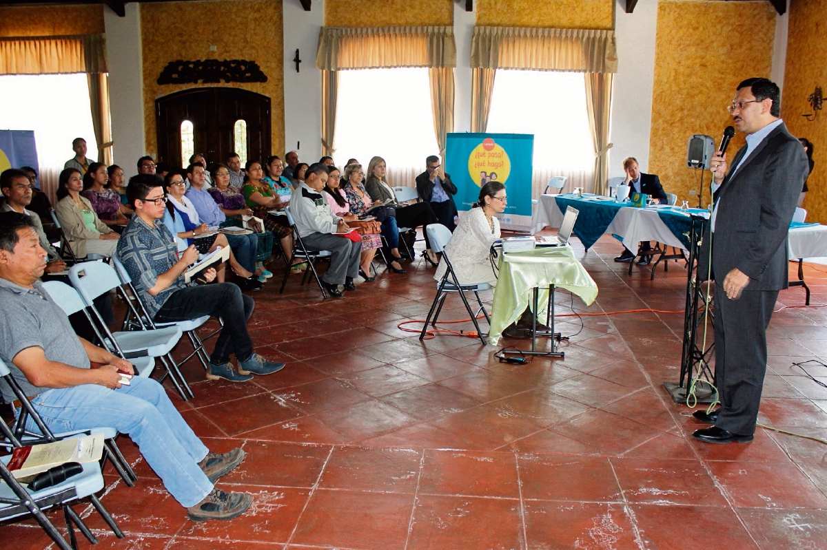 El viceministro de Relaciones Exteriores, Óscar Padilla, habla sobre campaña a representantes de distintas organizaciones, en Santa Cruz del Quiché.