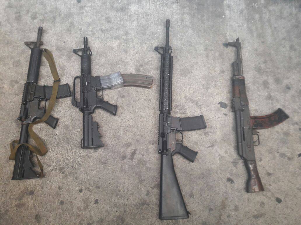 Los fusiles que la Policía decomisó a los pandilleros en la capital.