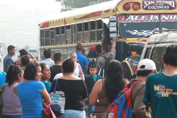 Desde el lunes último, vecinos de las distintas colonias y sectores de la zona 18 tienen problemas con el transporte público.