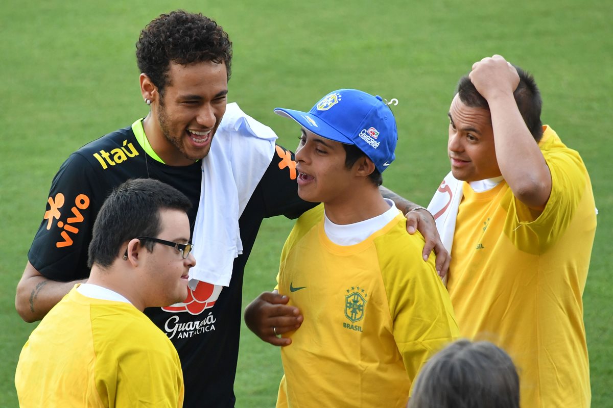 Neymar se incorporó hoy a la concentración de Brasil y compartió con niños con Sindrome de Down. (Foto Prensa Libre: AFP)