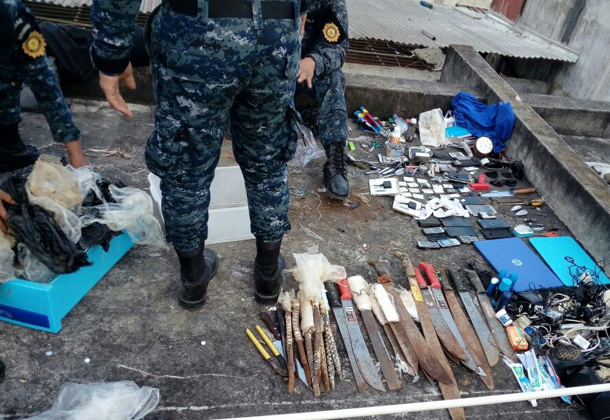 Autoridades efectúan una requisa en el Preventivo de la zona 18, mientras familiares de los reos esperan afuera para visitar a los internos. (Foto Prensa Libre: PNC)