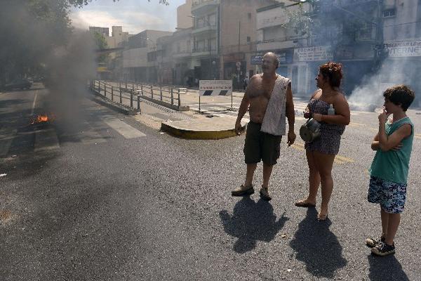 Habitantes de Buenos Aires, Argentina, protestan con bloqueos por los cortes de electricidad, cuando más la necesitan por la ola de calor. (Foto Prensa Libre: AFP)