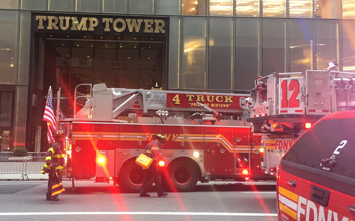 Una persona murió por el incendio en el piso 50 de la Torre Trump en Nueva York. (Foto Prensa Libre: AFP)